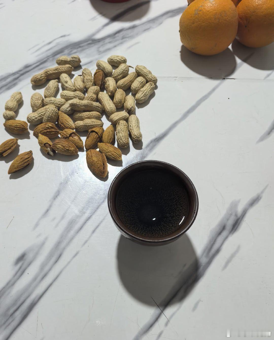 冬至今日冬至 过了冬至就是年。老规矩，一把花生，几粒坚果，三杯两盏淡酒，平平无奇