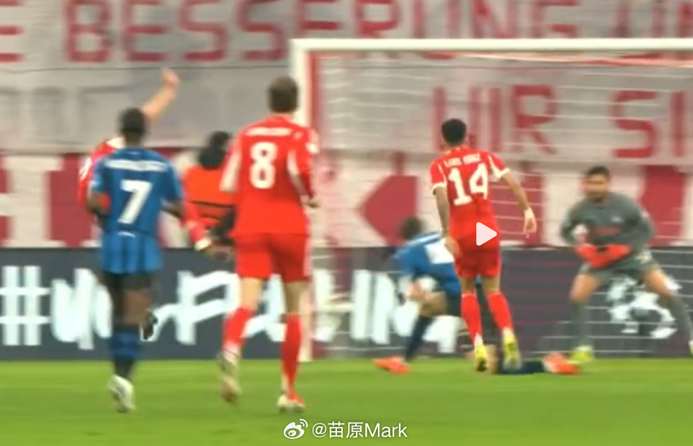 这轮欧冠还有一个很经典的手球犯规，二十年前就在抓，职业球员也一直在用的一招——看