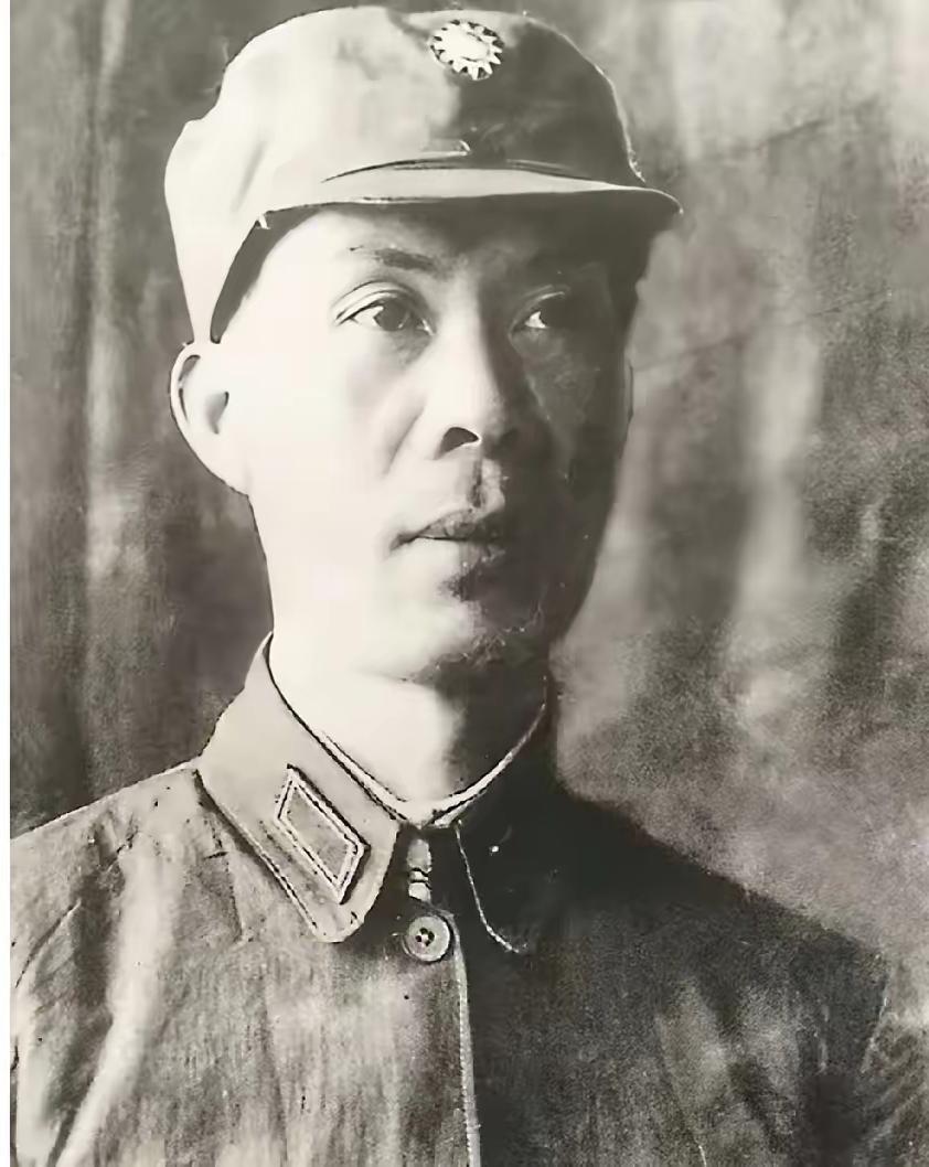 他是成都市第一任市长，上将军衔，亲家也是上将，女婿还是开国少将。这样的将门之家，