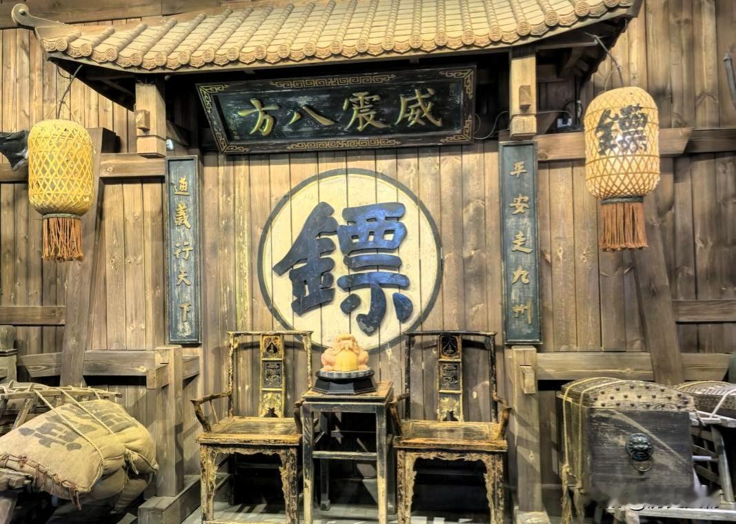 古时镖局仅有十余名镖师却能震慑山贼，核心依靠三桩保命手段，不靠硬拼。

其一广结