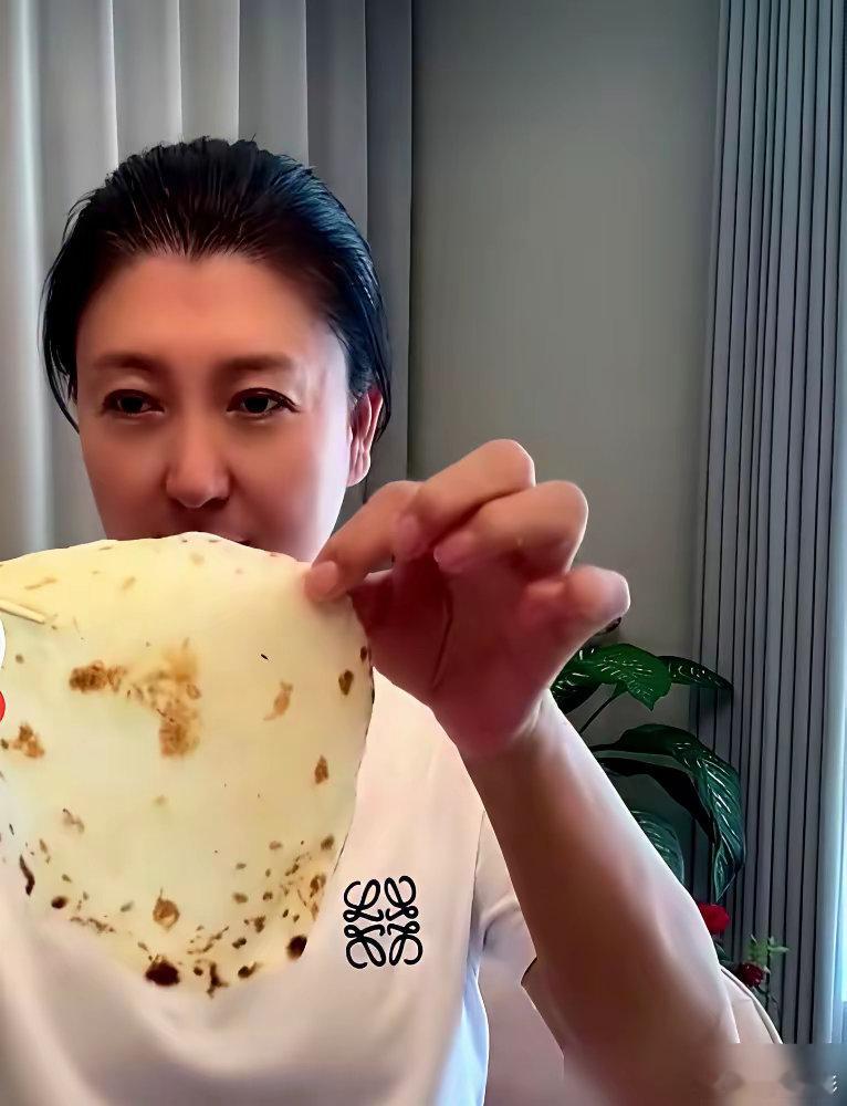 演了30年戏，闫学晶栽在直播里。 昨天演示破壁机，盖子没盖紧，食材喷了满屏。镜头