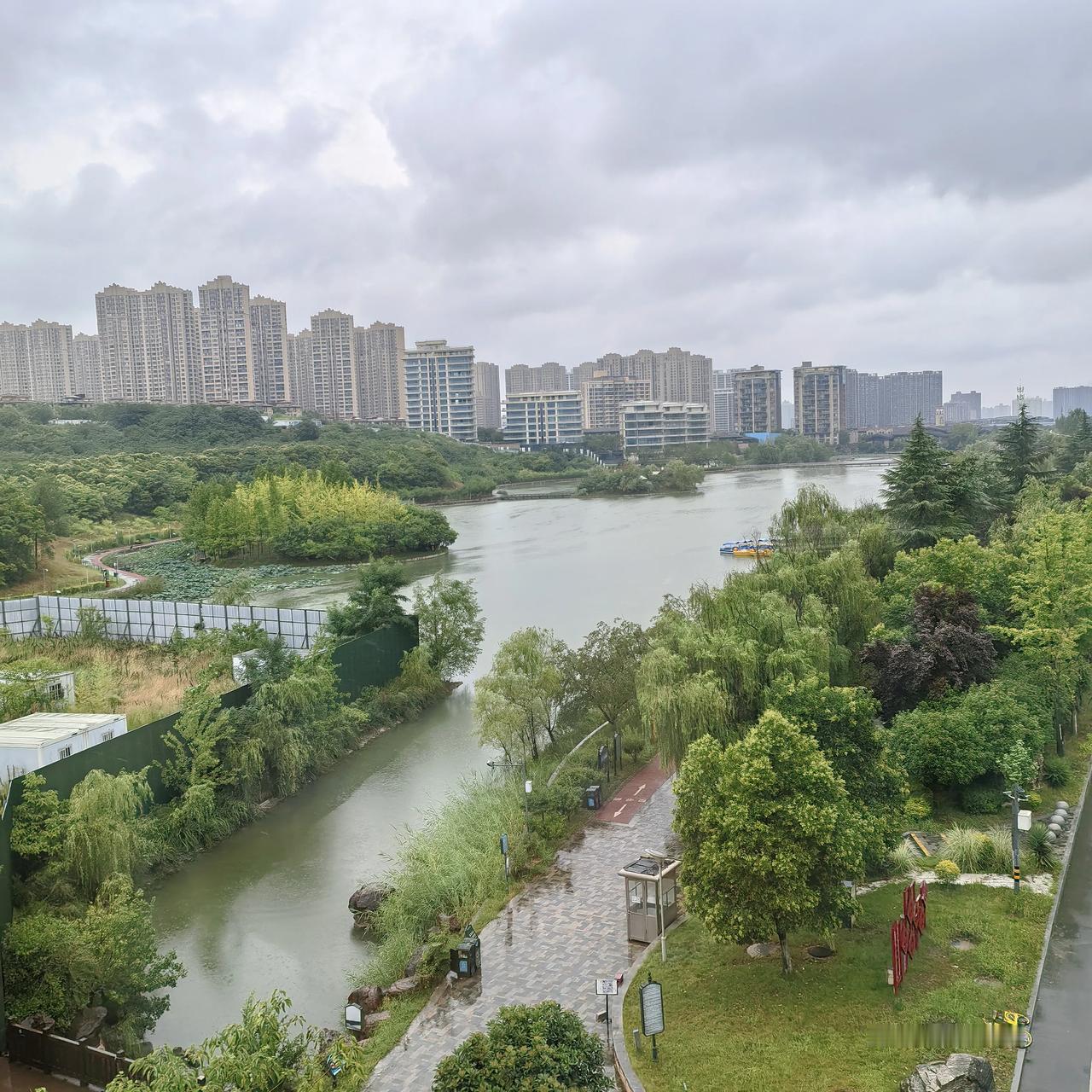 陕西西安、地铁五号线雁鸣湖站：
   雁鸣湖休闲公园位于西安市浐河西路与东月路交