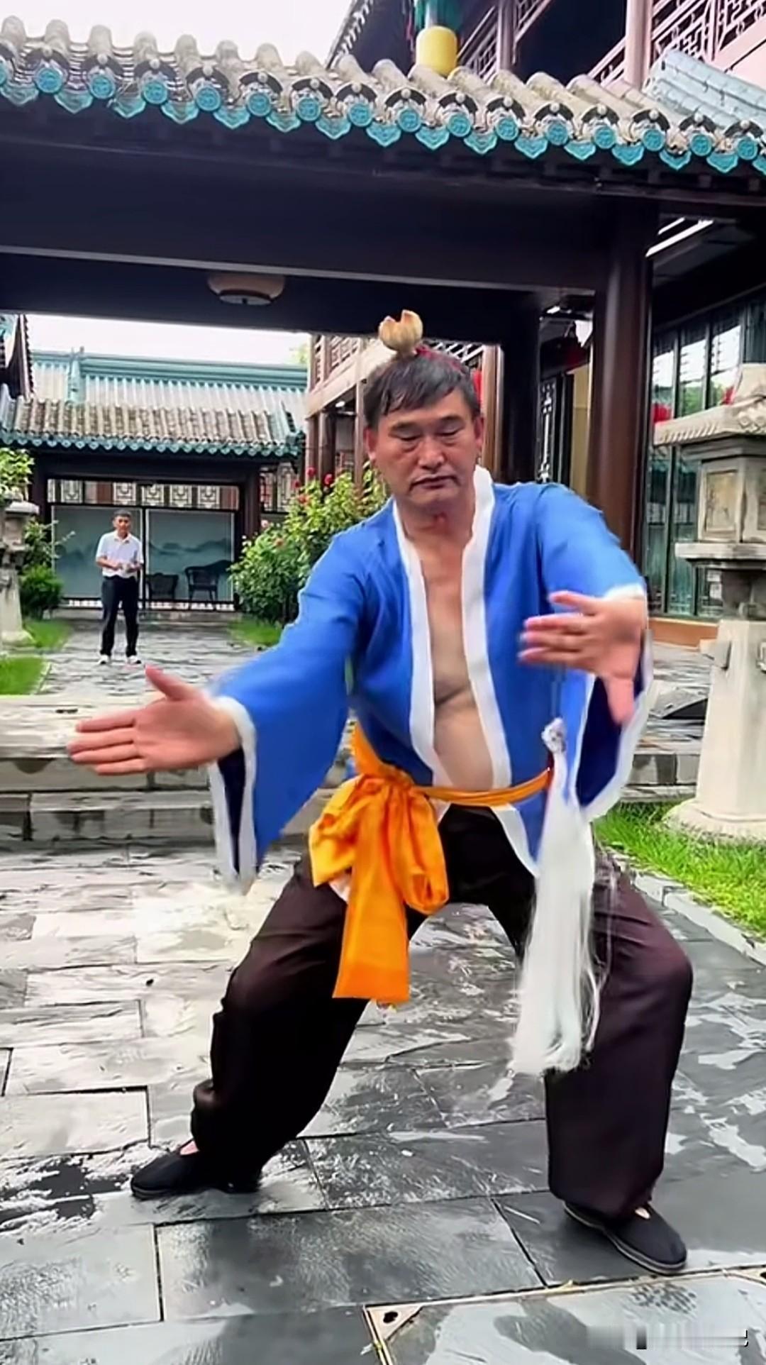 大衣哥老师多才多艺啊，怎么他啥都会，唱歌，演戏，武术，样样来啊，真的是一个全才。