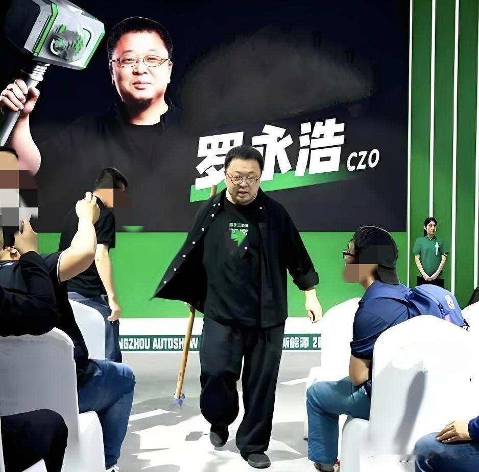 罗永浩  又抡起大锤🔨，怒砸：“给老太太换了两次电视机她都用不明白，对，包括所