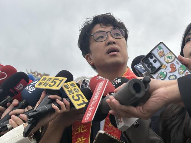 “台独分子”沈伯洋发表声明，

4月25日，现任台北市长蒋万安和民进党参选台北市