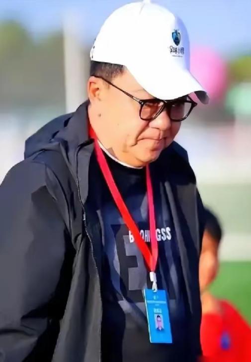 14岁小将戴佑哲，当场被董路踢出巴西参赛大名单，就因为队友喊他回防，他直接摆烂，