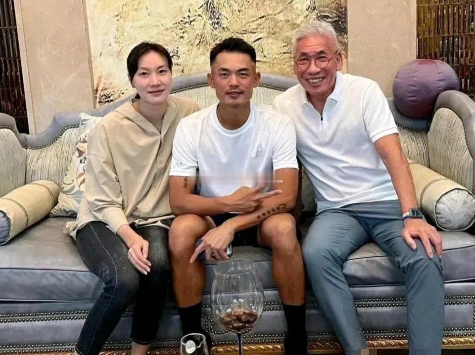 林丹旁边那个老男人，好像是通讯录圈子很火的大佬、谢杏芳没留心眼啊！ ​​​