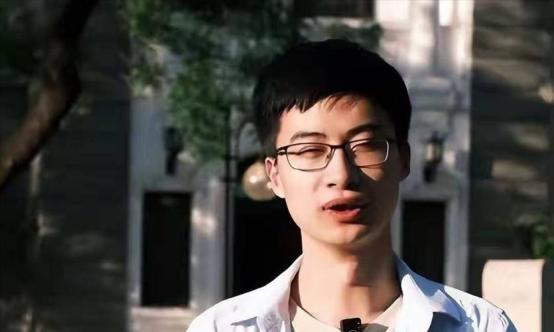 庞众望入选海外顶尖人才名单，但面对国外开出的千万年薪，他依然选择留在国内，拿着2