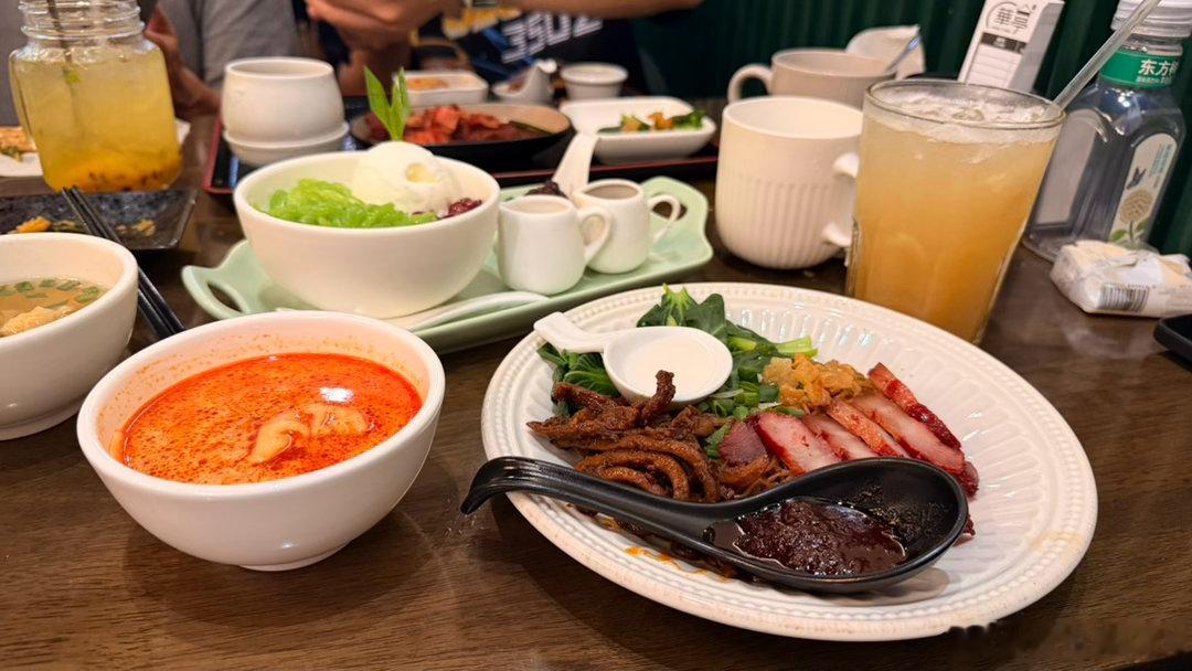 虽然旁边的米其林餐厅没开门但这家随机刷开的餐厅挺棒的菜色没太多，主要是吃云吞面和