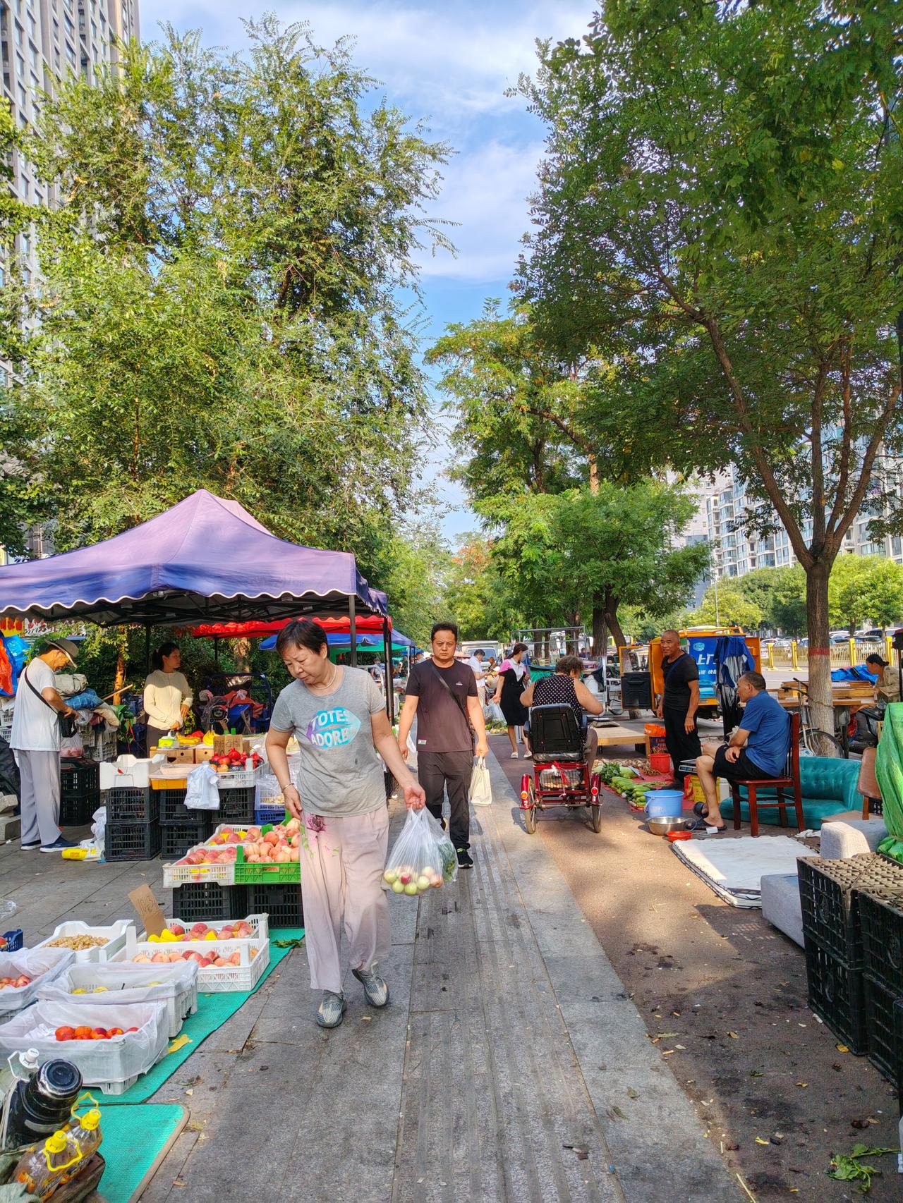 昨天傍晚我发了条短视频，内容是返程燕郊时，撞见管理者整治占道摊贩。这条街边常年扎