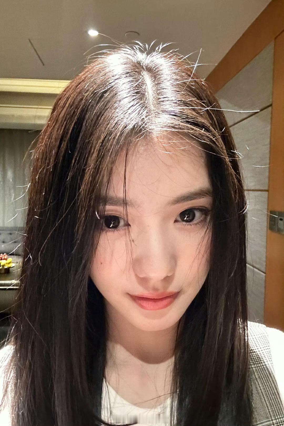 #刘浩存自拍#刘浩存的自拍来喽，又美又灵动，而且非常的可爱。很喜欢这样的自拍。可