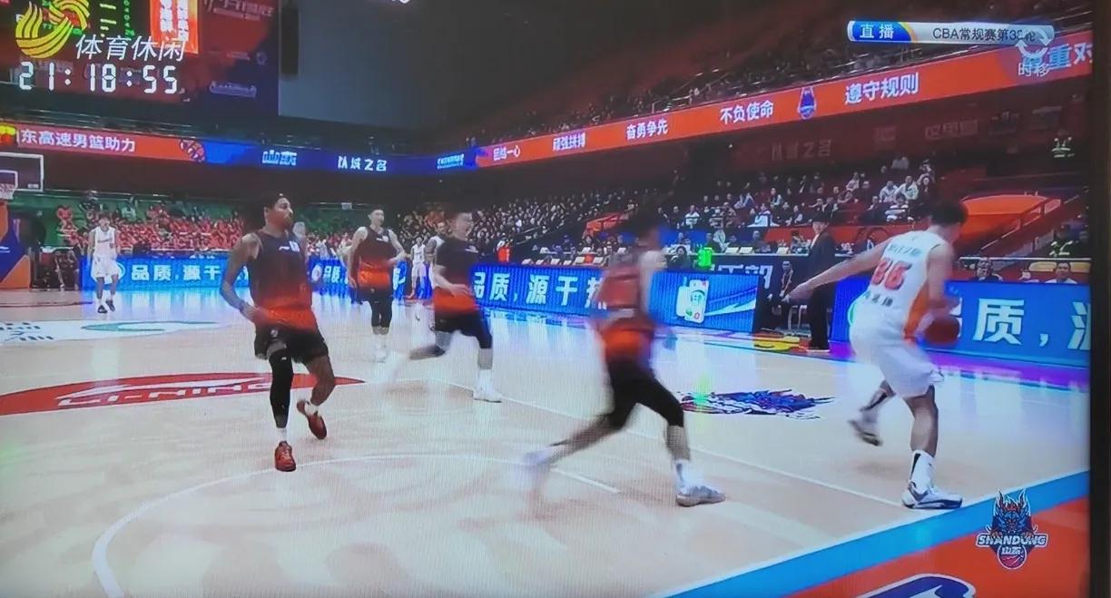 裁判有点太敏感了
高诗岩被撞倒，判假摔罚出场。福建在底线的踩线，全场观众、高速替