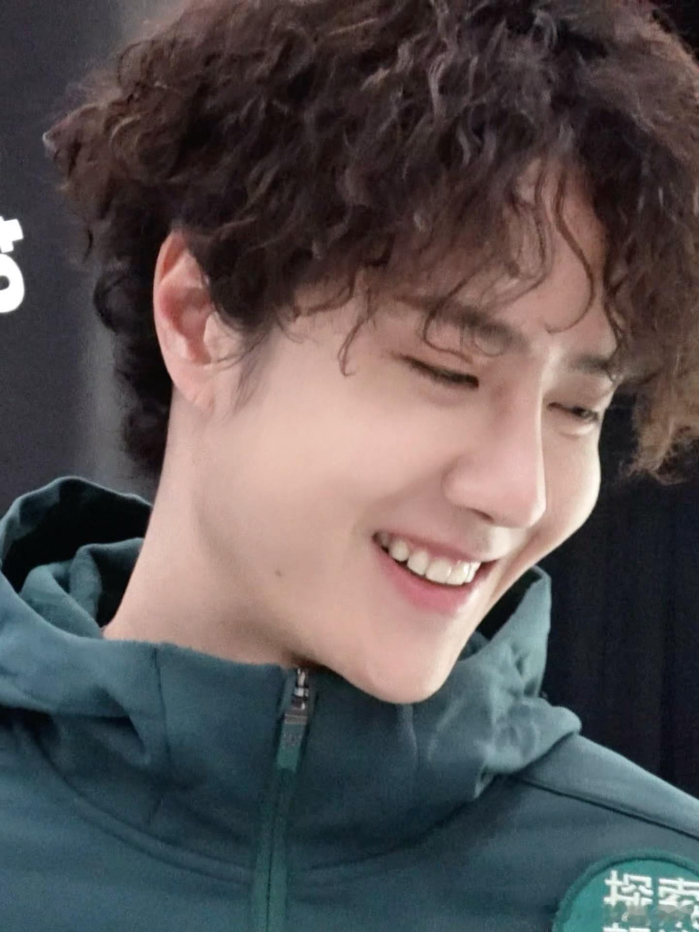 王一博卷发live图来啦！ 这是看到什么了笑得这么开心，期待《探索秘境》第二季正