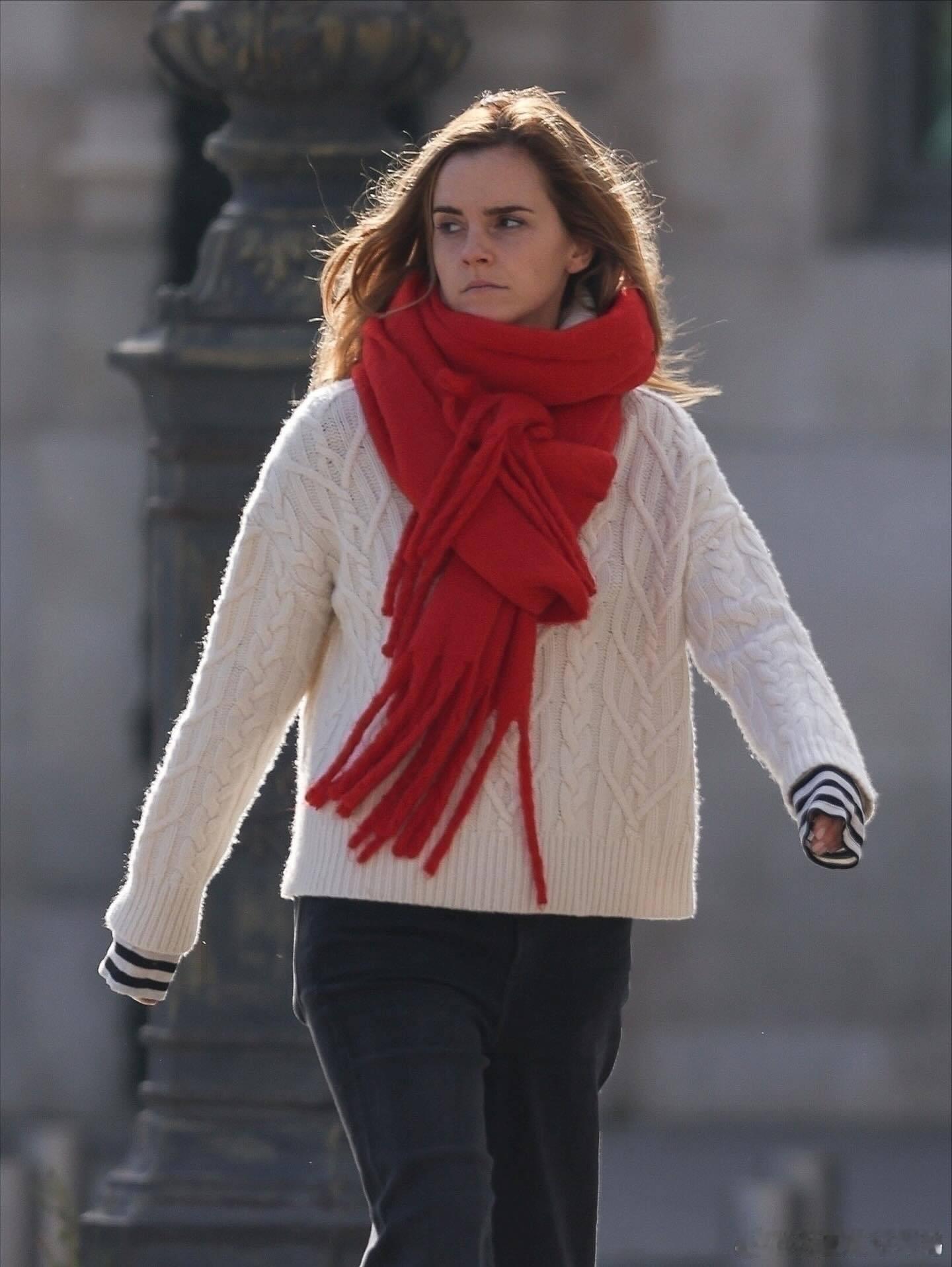 本周，艾玛·沃特森（Emma Watson）在巴黎冒着寒冷的天气漫步，这位《哈利
