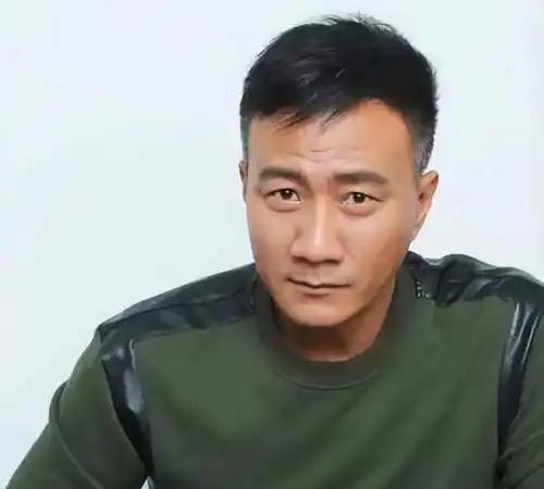 胡军说我们家数我没出息，父亲一辈子不待见我。
 
在很多人印象里，家里只有一个男