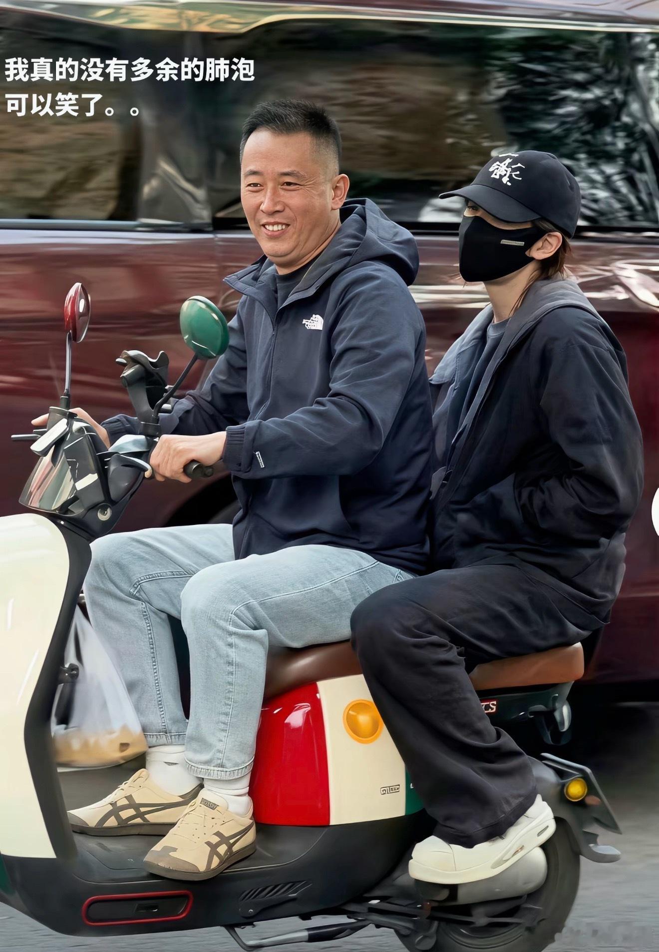 你问我crush呢？我说骑着电动车从我的面前飞走了贺峻霖躲私生骑电动车高清图来也