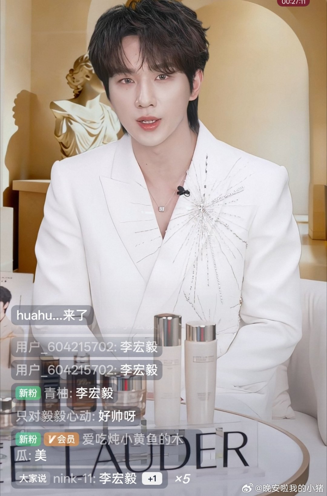 李宏毅直播纯白西装造型，还有新鲜的拍立得