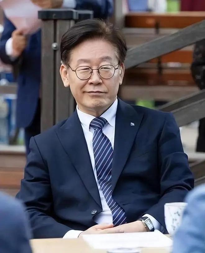 李在明访日带夫人，暗藏3个心机！

刚访华就赴日，李在明携夫人同行，绝不是简单陪