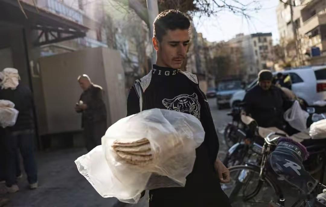 看了下叙利亚的大饼店，现在恢复得很好，就是开始限购，每人每天最多买4袋，可是有些