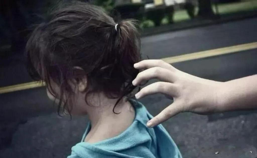 #人贩子该如何量刑#人贩子的罪恶行径令人深恶痛绝，他们无情地拆散了一个个原本美满