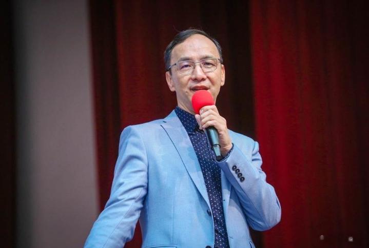我觉得朱立伦这个被认为的“昏君”，在最后关键时刻，做出的英明决策越来越多。启用韩