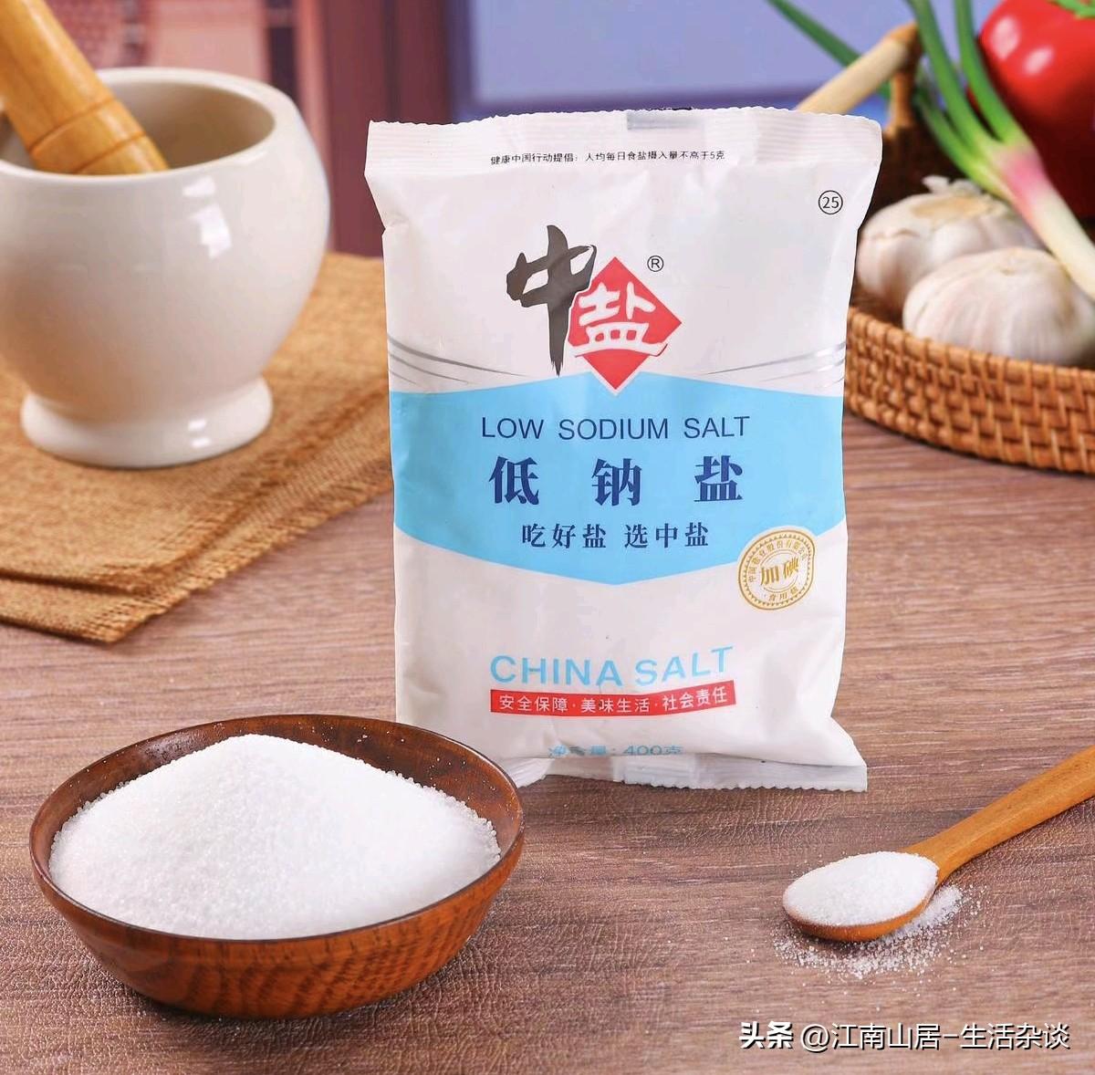 老婆打扮的漂漂亮亮的，准备出门。
老公：你去哪里？
老婆：我去闺蜜家，她约我一起