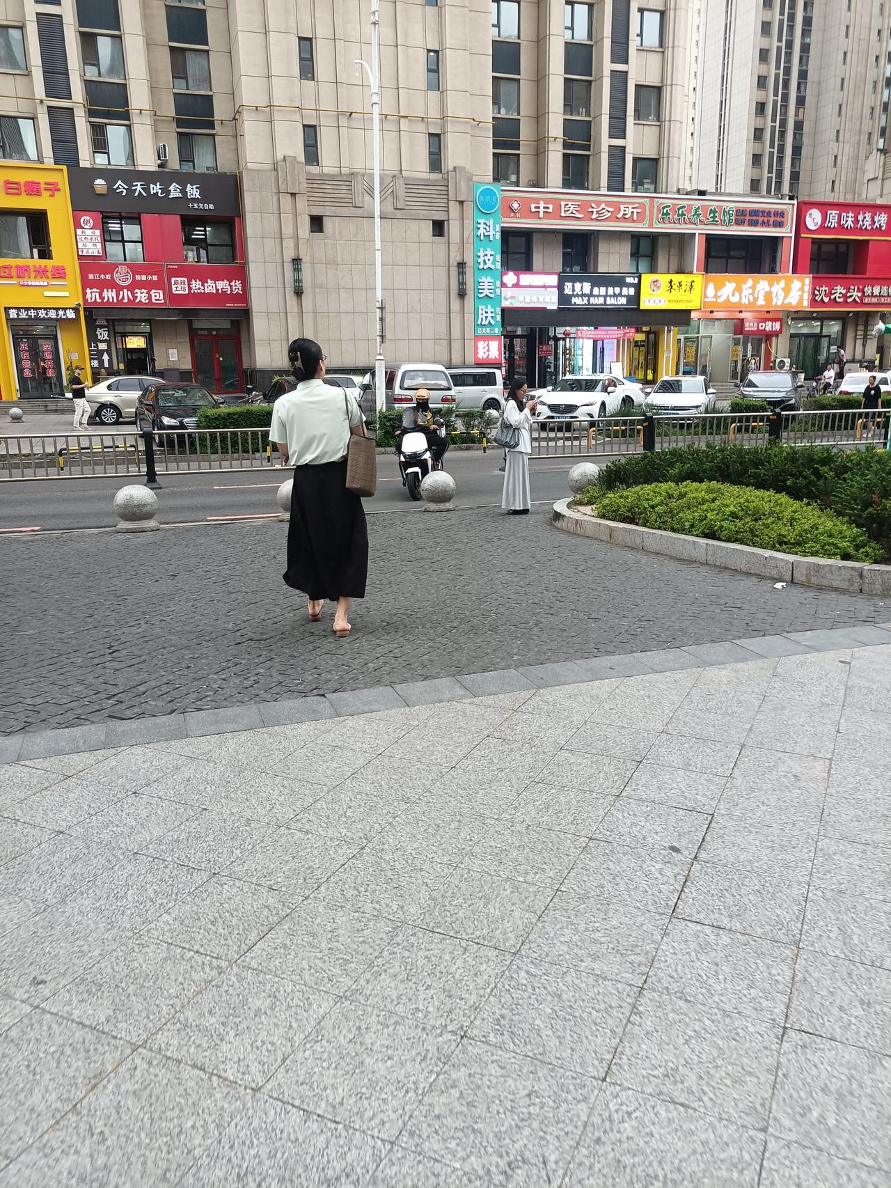 不是每个老人都值得孝敬的，做婆婆的从来都没疼爱过儿媳，无论她儿子做了什么都是对的