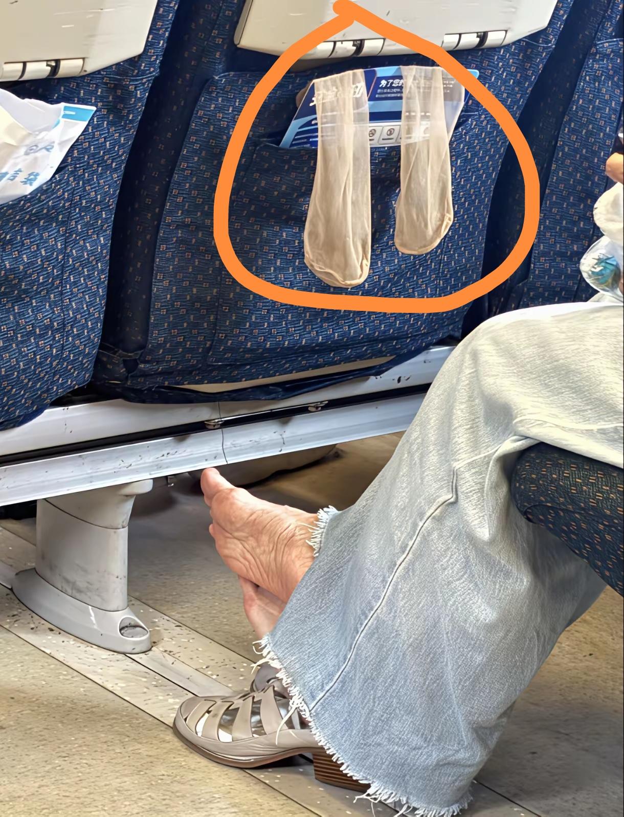 她把袜子脱下来，晾在那里，一定是想显摆一下她的袜子有多金贵，有多高端。其实，我觉
