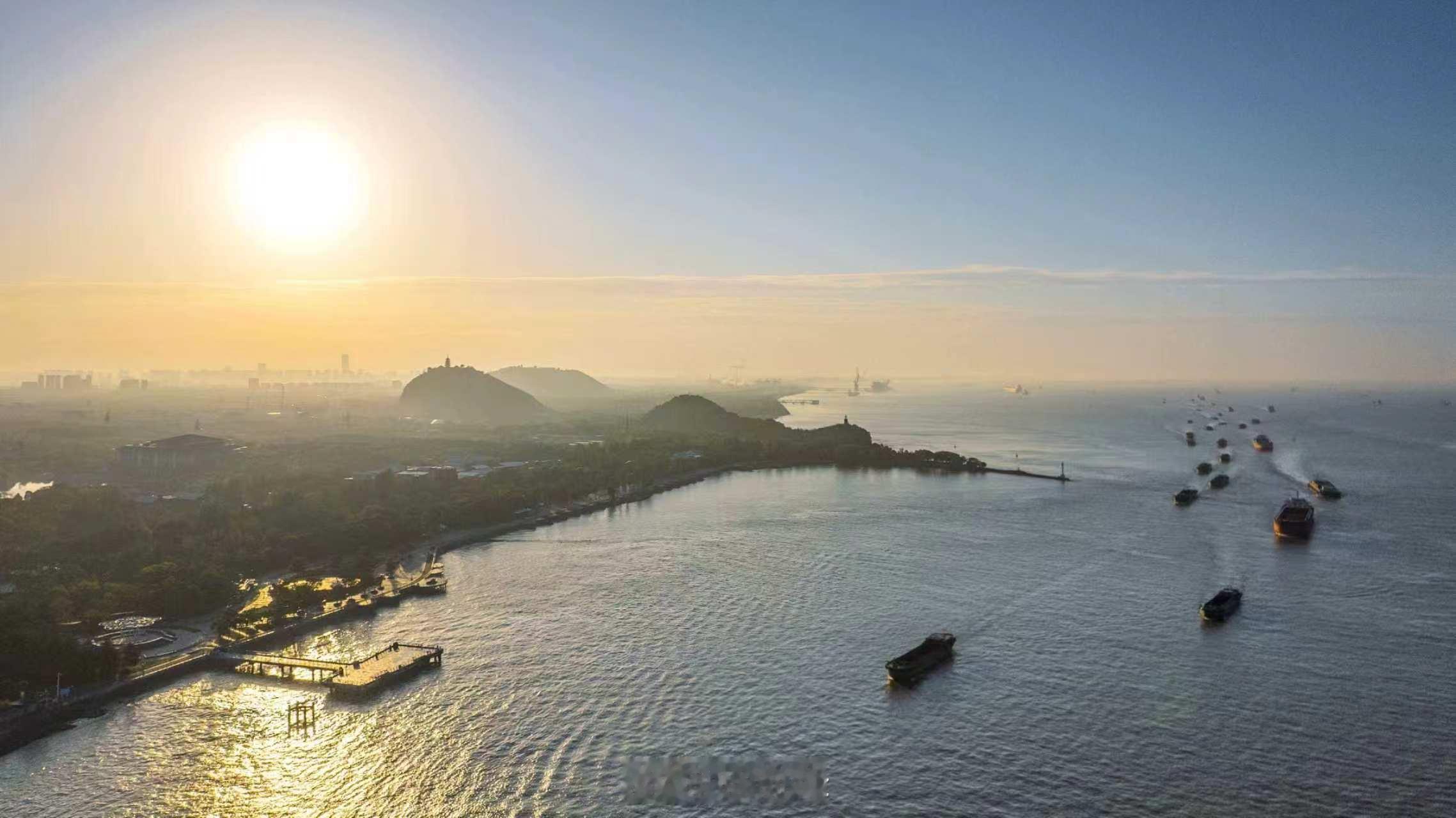 高质量发展中国行 南通五山及沿江片区，践行“共抓大保护、不搞大开发”，14公里岸