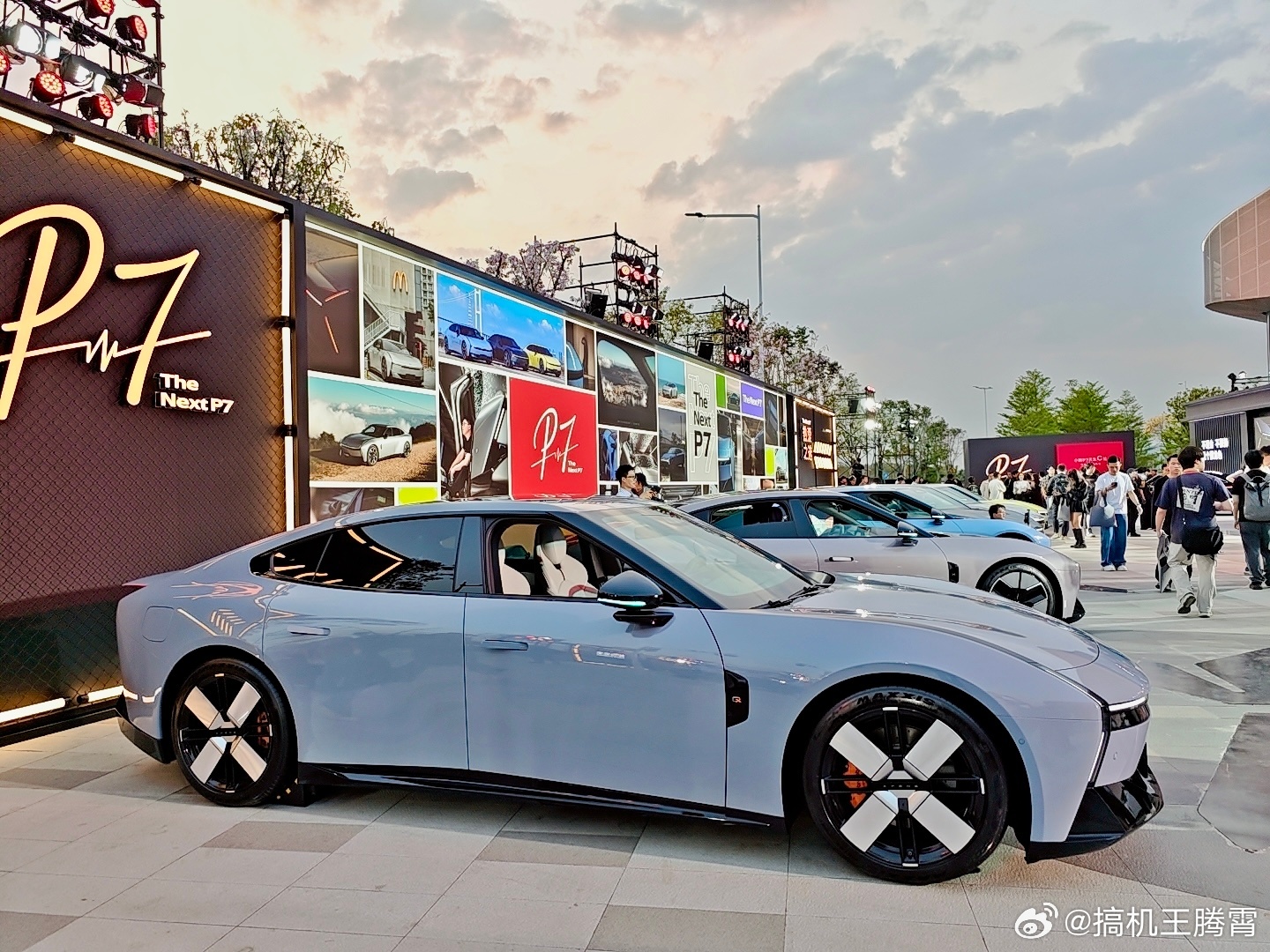 小鹏P7新色今日发布今晚鹏子搞了场爱P7的鹏友大聚会，现场聊到小鹏P7拿下了法国