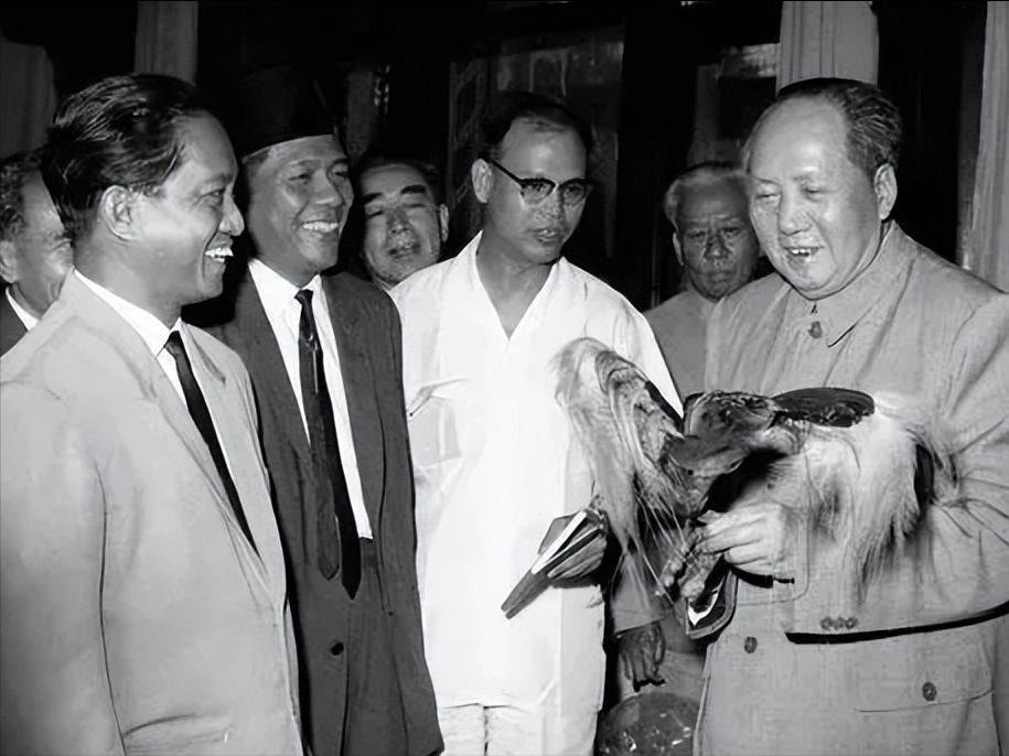 [微风]1976年9月8日，毛主席病危，他吃力地握笔写下三道横杠，又敲了三下木床