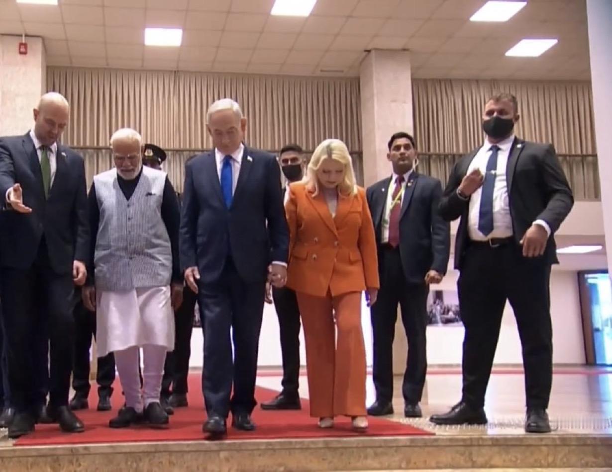 印度总理纳伦德拉·莫迪今天在以色列访问期间，与以色列总理本雅明·内塔尼亚胡一同出