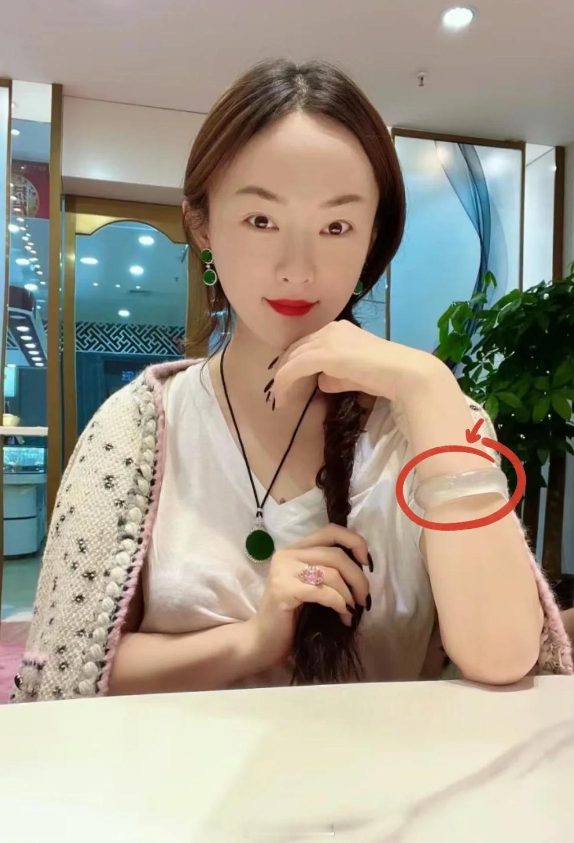 霍思燕手上的手镯好冰这….霍思燕喝下午茶时戴的手镯价值百万，整个成色晶莹剔透，她