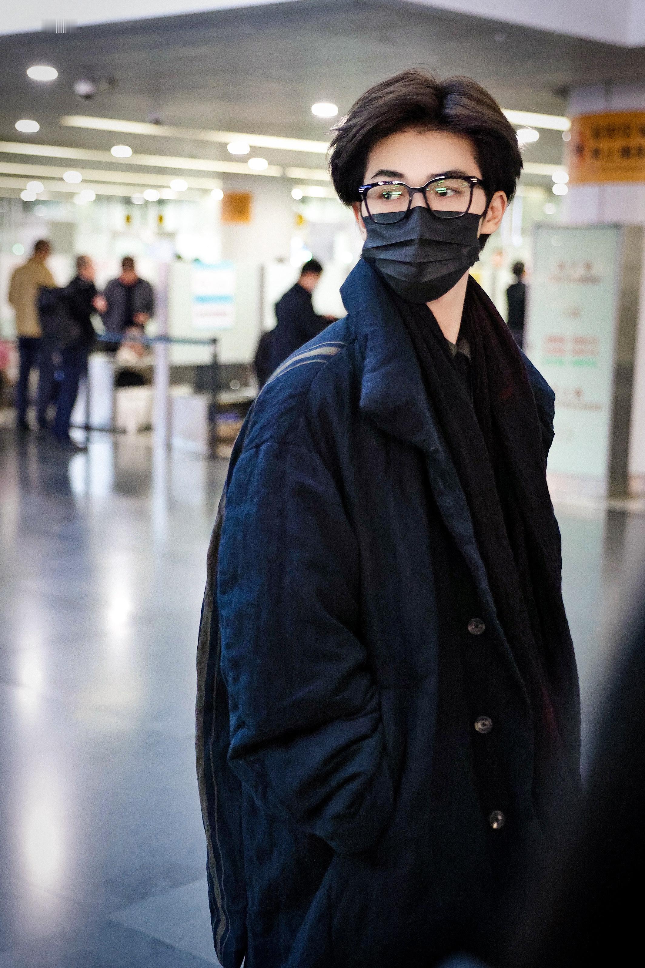 朱正廷 zzt朱正廷愤怒的老虎 zzt朱正廷苏洋 我折一只纸船放入夜色，载着满船