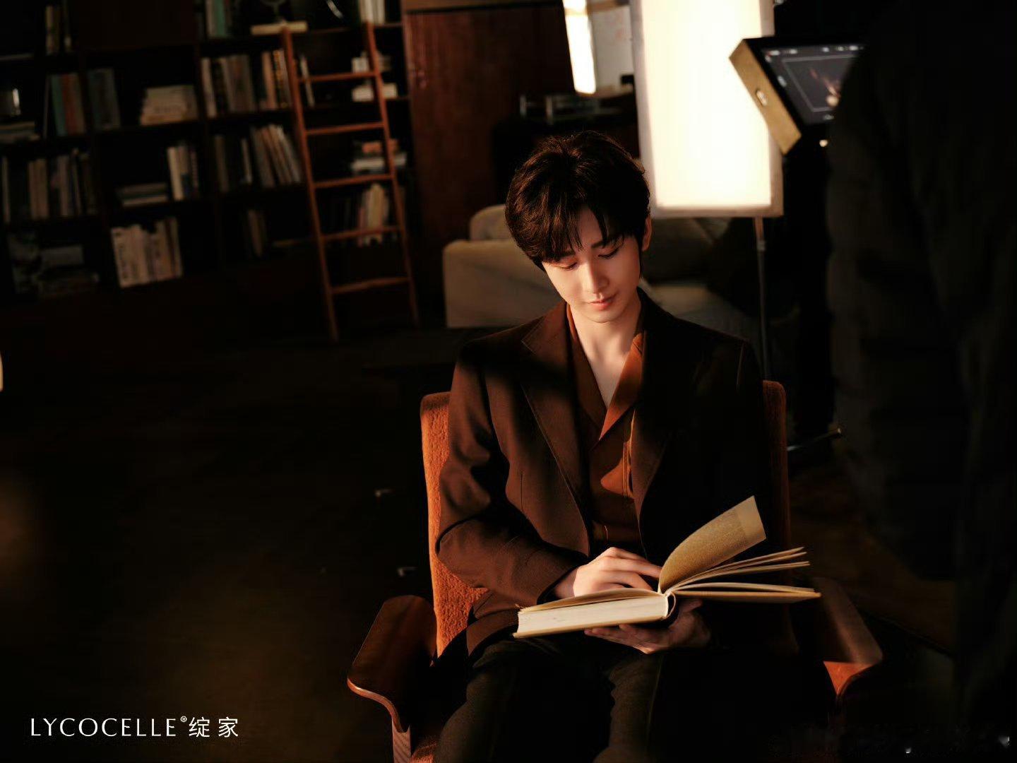 T成毅赴山海cy成毅明月高悬夜空，眼下是春天。我想起了你，内心是完整的。成毅｜赴