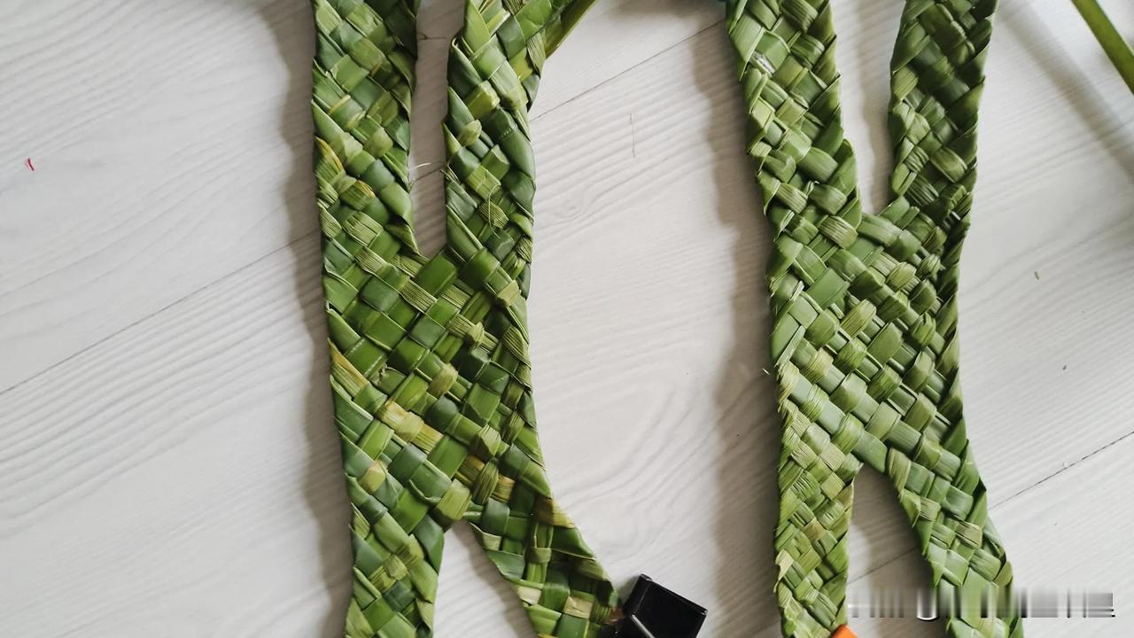 蒲草编织
      那天在河边散步的时候，我瞧见里面长着些蒲草。我这人喜爱做手