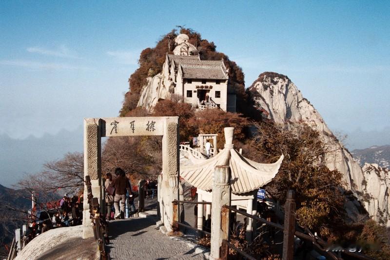 上联：日落群山冷，下联才友请萤飞小院幽