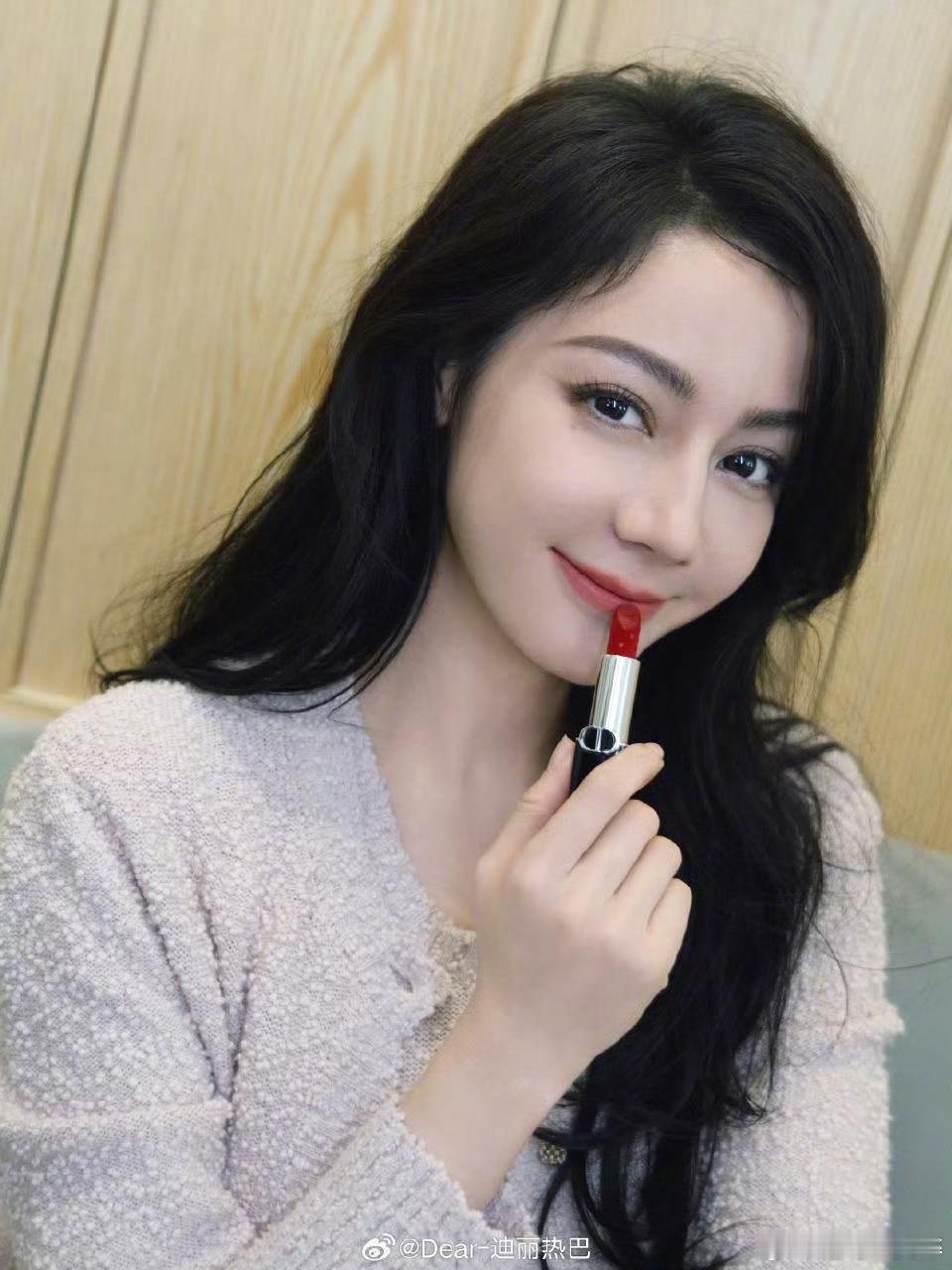 迪丽热巴元旦晒照新的一年迪奥就需要巴姐来推产品衣服也需要巴姐来展示有迪丽热巴的迪