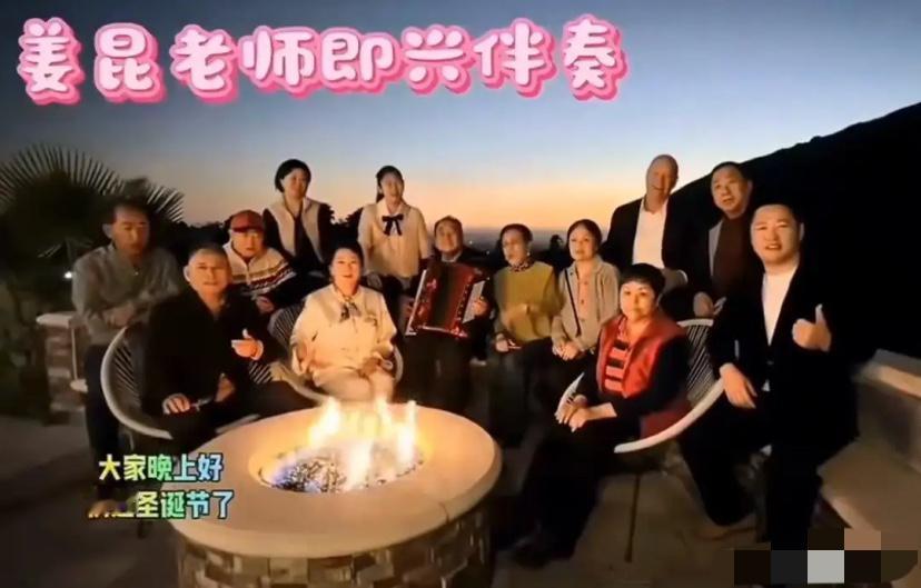 当初何洁过“圣诞”被骂，
现在姜昆等一群中国“艺术家”，
在美国庆祝圣诞节。
不