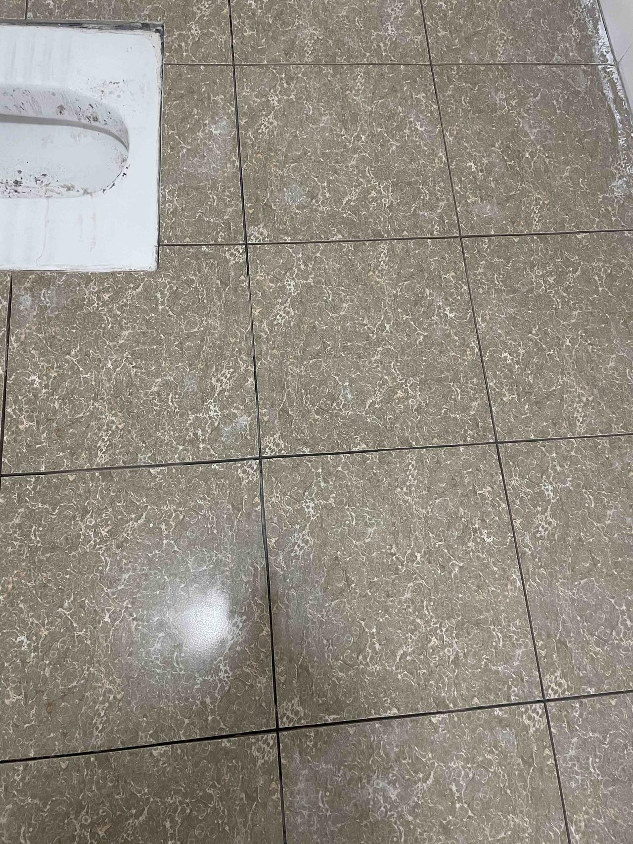 卫生间漏水渗水维修，先在地面用切割机切三毫米缝隙，再开个检修口用吸尘器，把卫生间