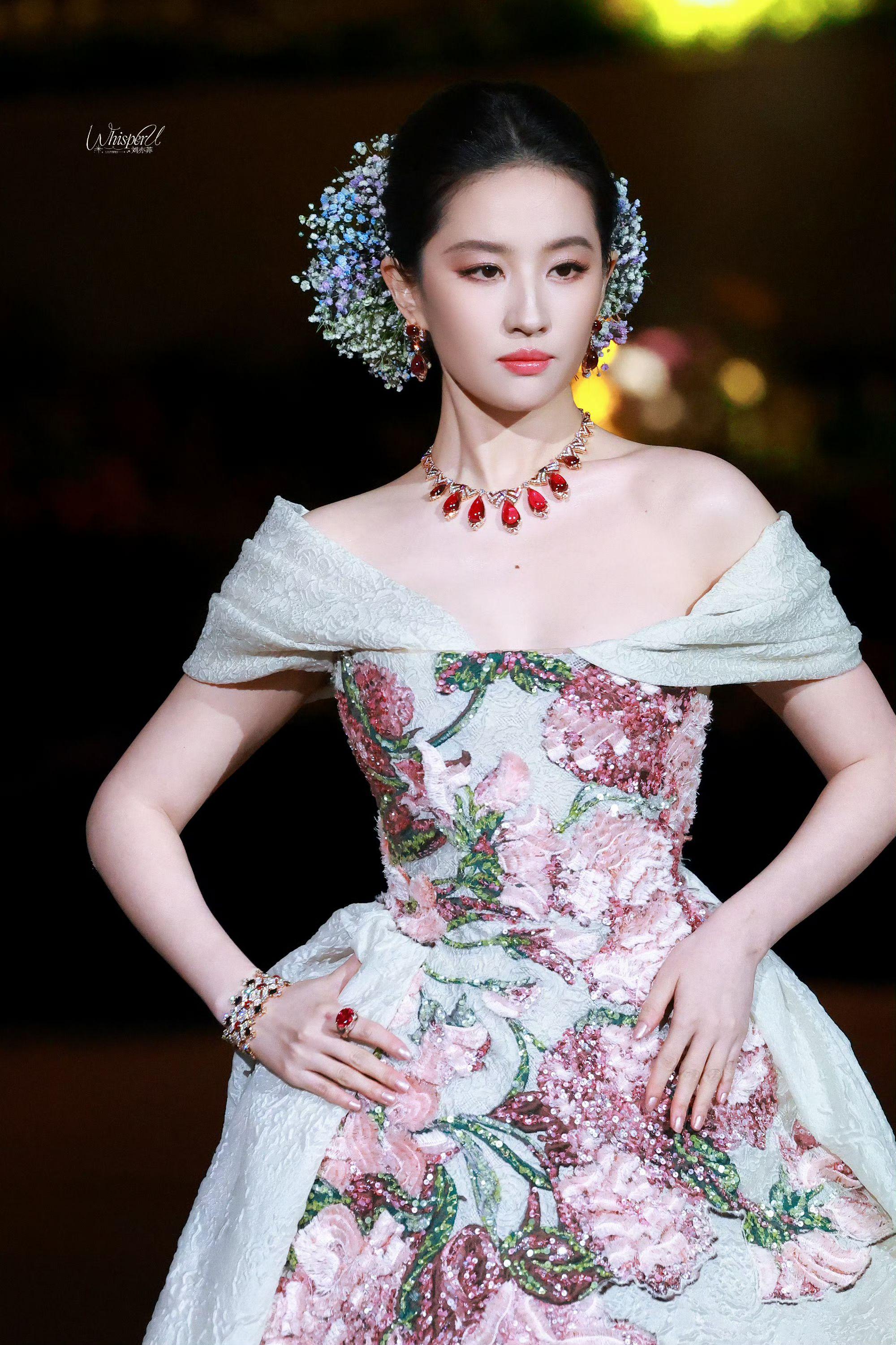 刘亦菲｜   仙女士身着Elie Saab 2025秋冬高级定制系列裙...