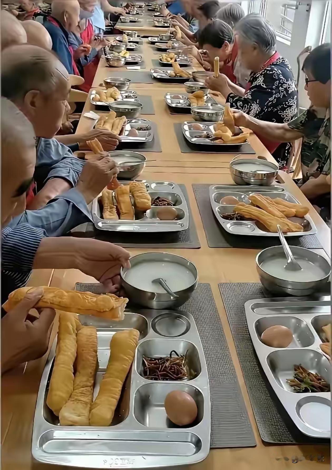 这养老院伙食感觉还挺好的