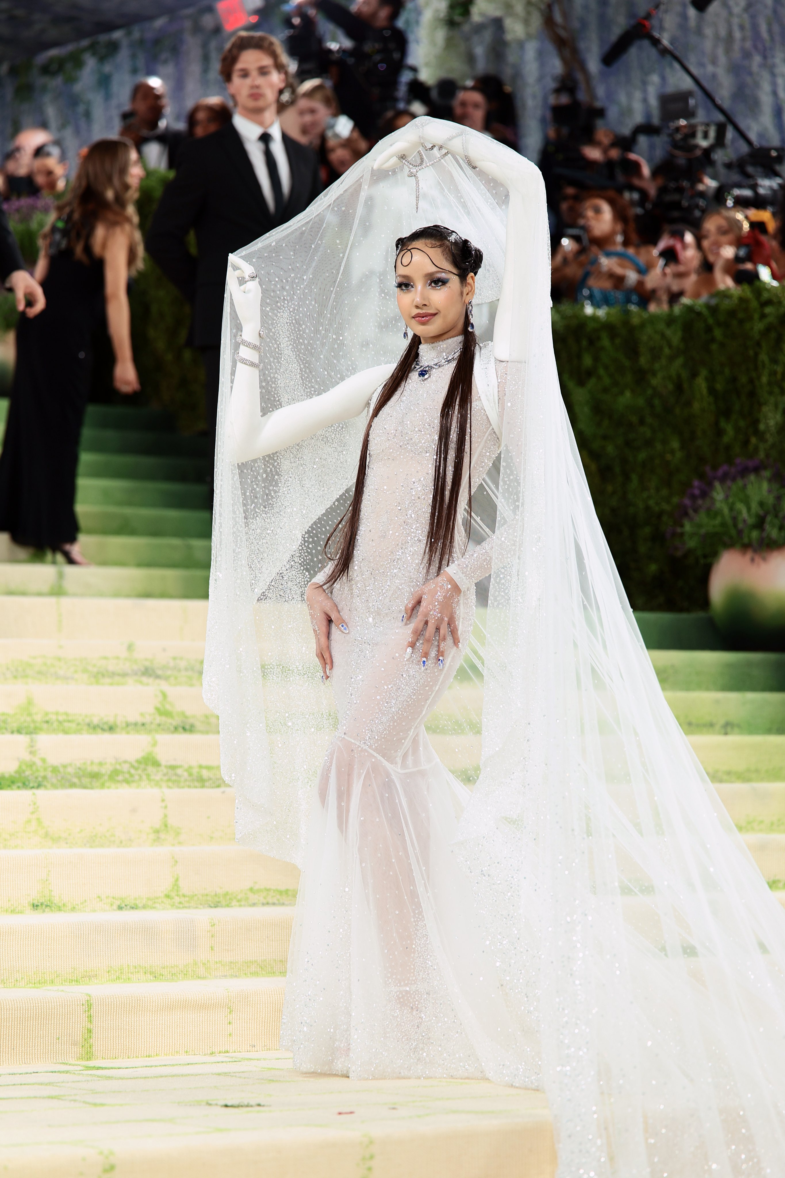 LISA身穿香港设计师Robert Wun定制蚊帐出席Met Gala 