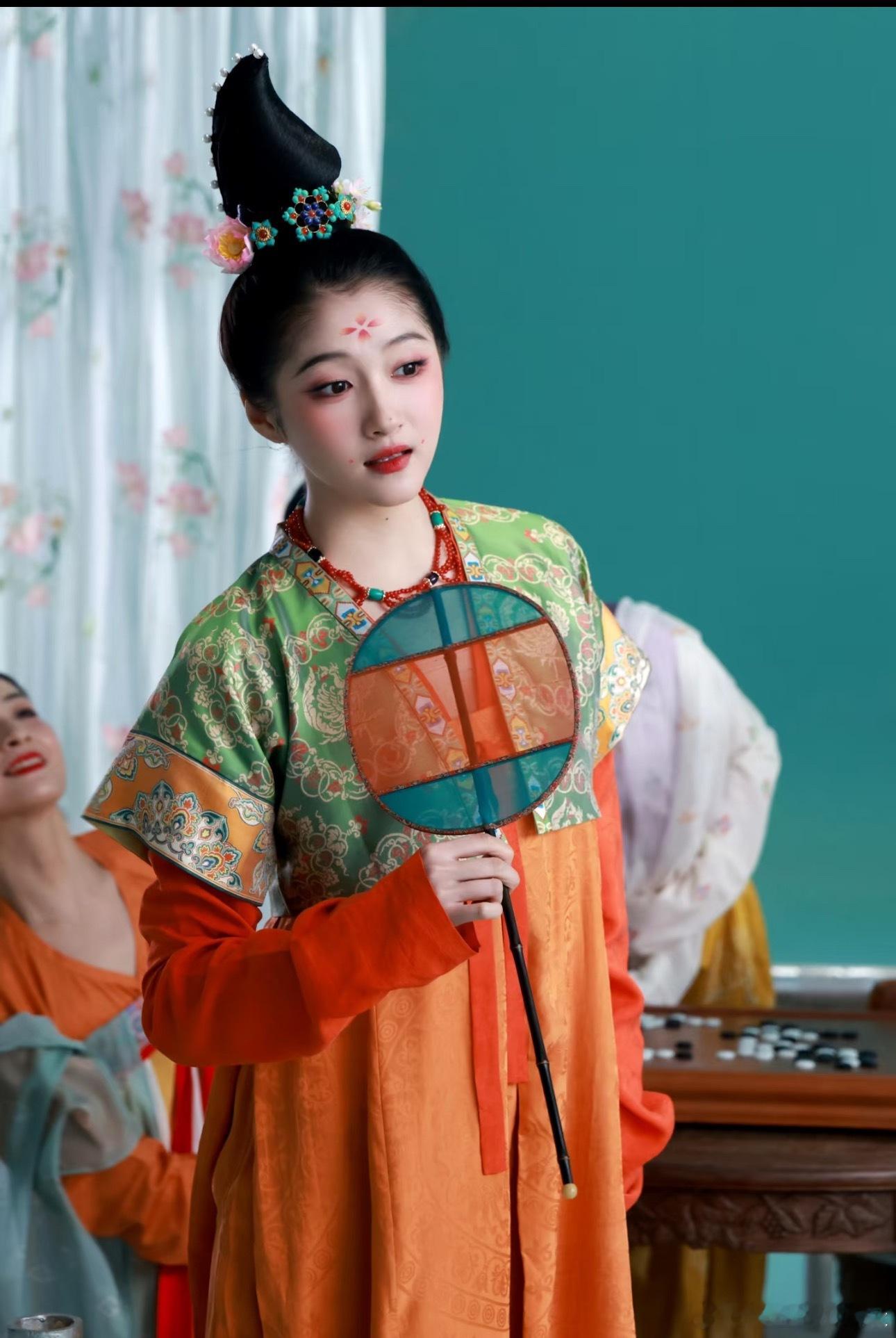 河南春晚给关晓彤做的这几款复原妆造都挺好看的 