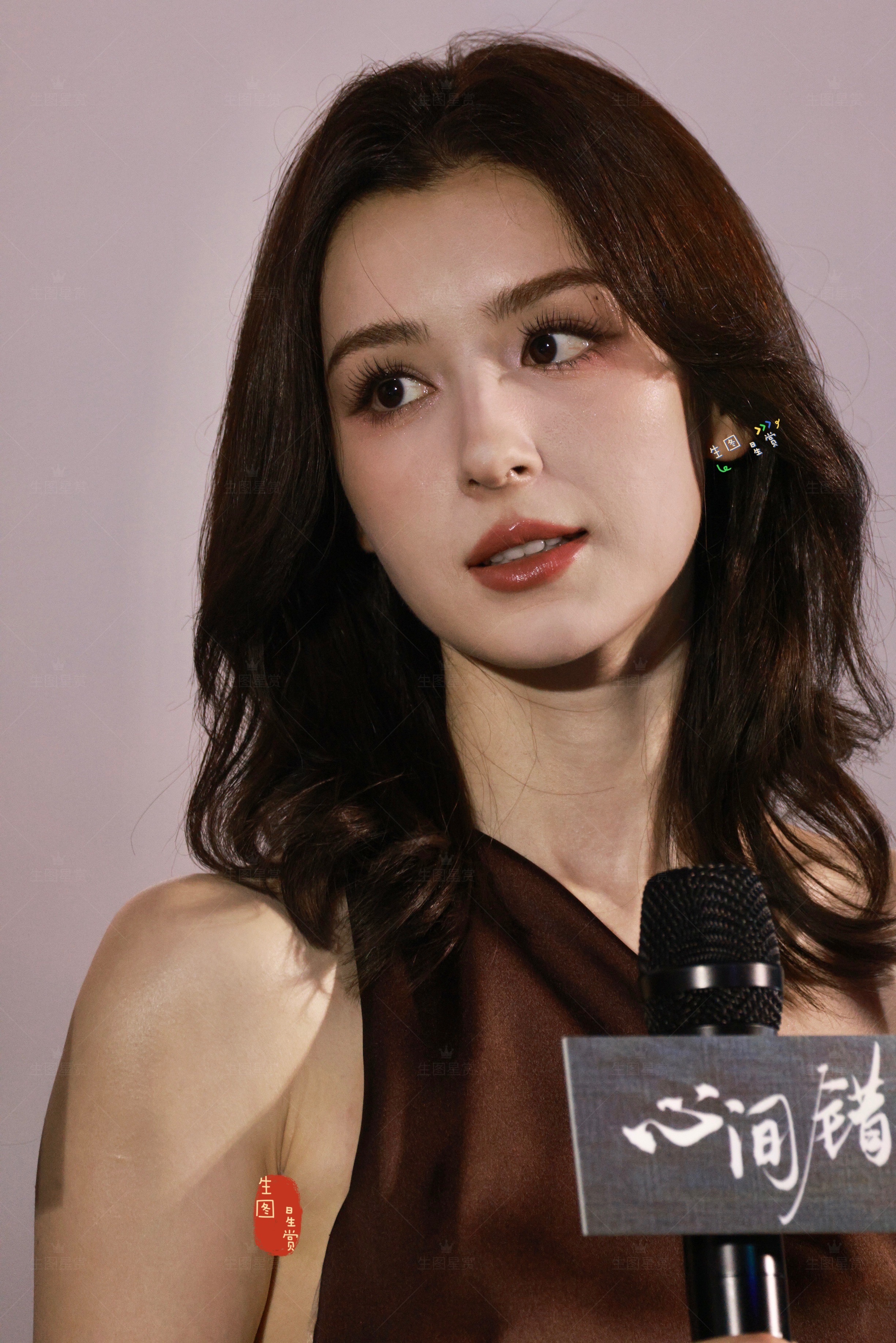 人间美来的小哈妮哈妮克孜心间错见面会机位二生图 