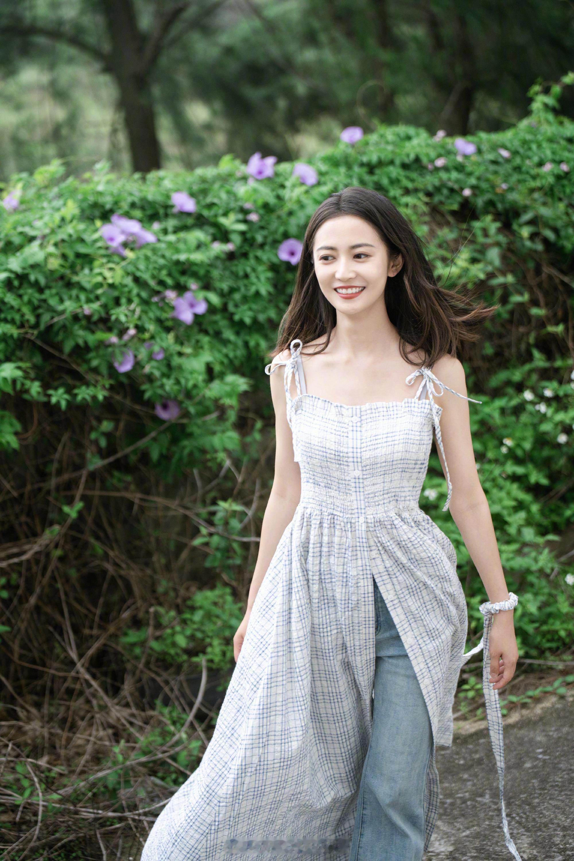 陈钰琪初夏小吊带穿搭来了 ​​​