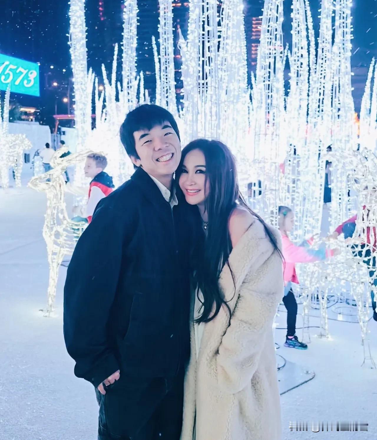 温碧霞和养子过圣诞节。

虽然不是亲生的，但每次见面都很亲密，感觉胜似亲生，很多