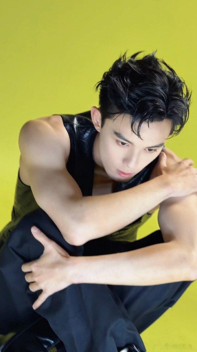 吴磊少年感的daddy吴磊既有少年的鲜活肆意，又有成熟男性的温柔可靠，这般反差气