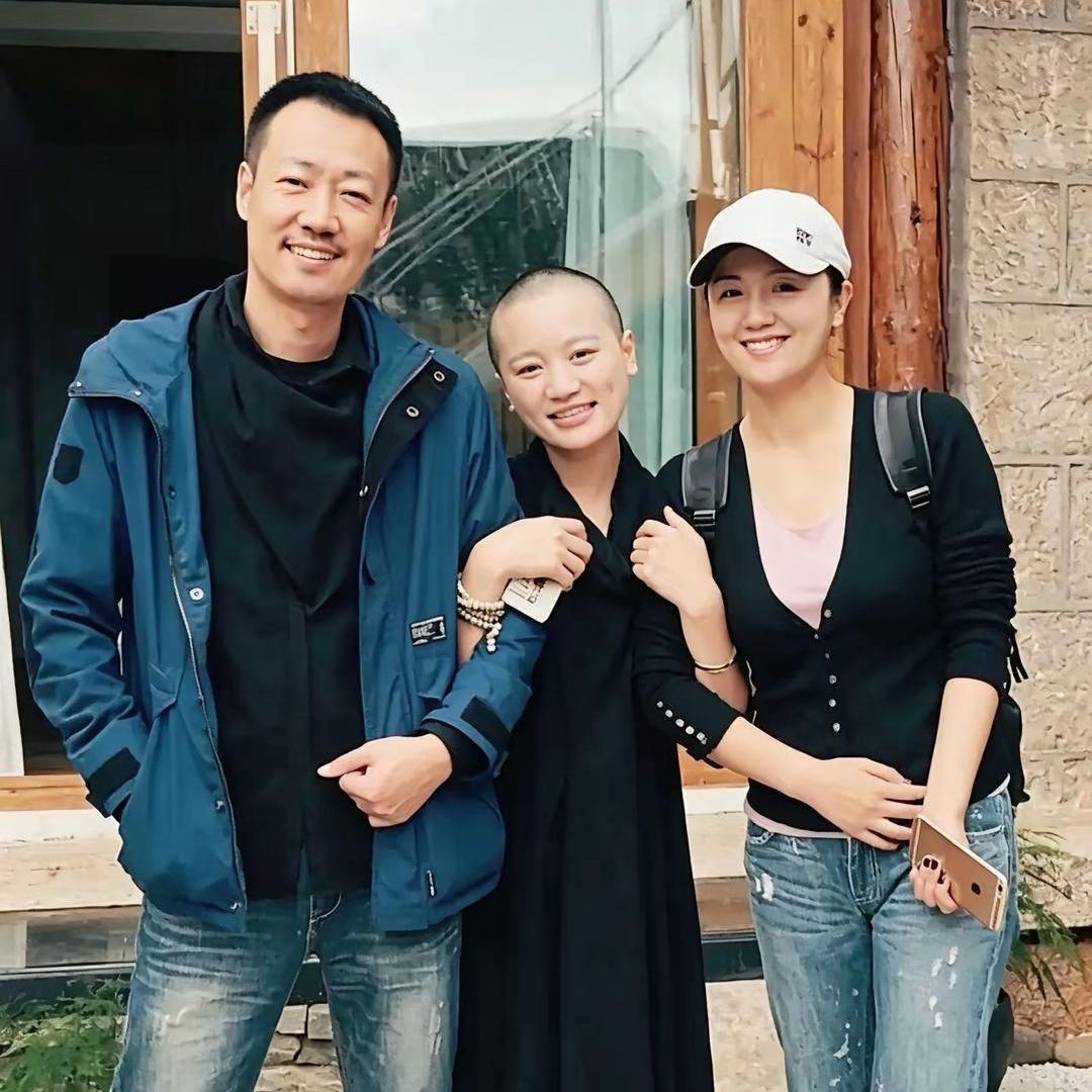 一张合照看得人心头发酸
 
翻看这张旧合影，三人脸上都笑得特别灿烂自然。
 
可
