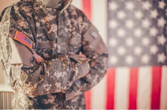 美军全世界第一，为什么美国没有出现军政府？原因很简单，美国大兵的工资都是国会拨款